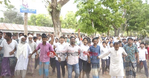 পাথরঘাটায় ডাকাত নিহতের ঘটনায় আনন্দ মিছিল