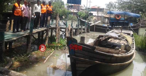 পাথরঘাটা খালের মোহনা থেকে চিংড়ির পোনাসহ ট্রলার জব্দ