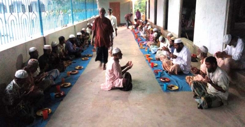 পাথরঘাটা কেন্দ্রীয় মসজিদে ইফতারীর মুহূর্তে