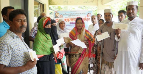 পাথরঘাটায় প্রধানমন্ত্রীর ত্রান তহবিলের চেক বিতরণ