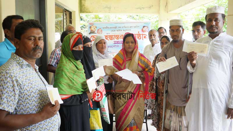 প্রধানমন্ত্রীর ত্রান তহবিলের চেক বিতরণ