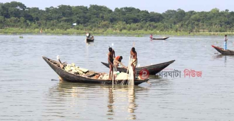 সাগররে মাছ ধরার জন্য দিনরাইত খাডি, তবুও ঘামের দাম পাইনা!