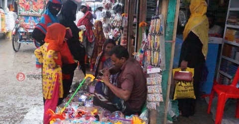 পাথরঘাটার দিনভর বৃষ্টিতে ঈদ বাজারে বিড়ম্বনা