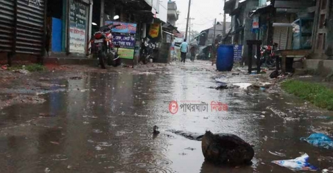 বৃষ্টি হলেই দুর্ভোগ পাথরঘাটা পৌরশহরের উকিল পট্টি