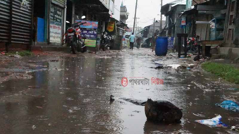 বৃস্টির পানি জমে ড্রেনের ময়লা রাস্তায়