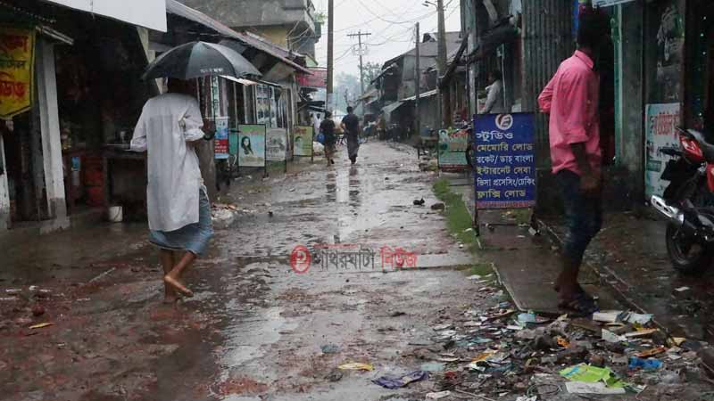 মানুষ চলাচলের অনুপযোগী উকিল পট্টির রাস্তা