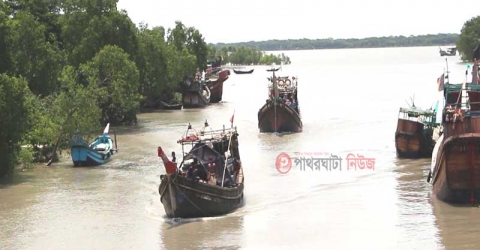 <small>লগুচাপে সাগর উত্তাল</small> পাথরঘাটা উপকূলের ঈদ আনন্দ ম্লান হওয়ার আশঙ্কা!