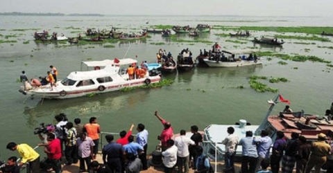 শতাধিক যাত্রী নিয়ে ট্রলার ডুবি