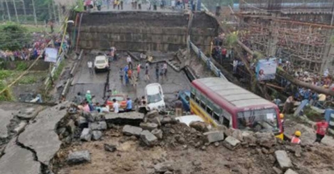 ভারতে উড়ালসেতু ধসে নিহত ৫