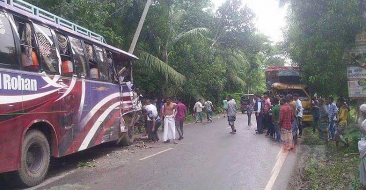 বরিশালে বাস-ট্রাক সংঘর্ষে আহত ৭