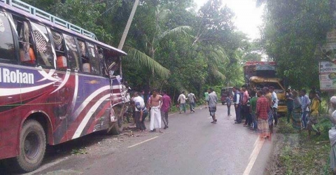 বরিশালে বাস-ট্রাক সংঘর্ষে আহত ৭