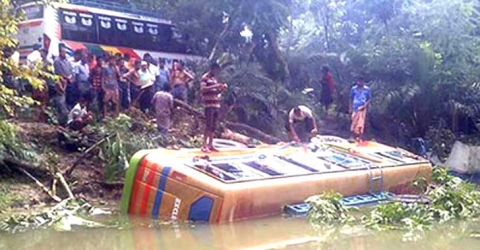 কলাপাড়ায় বাস নিয়ন্ত্রণ হারিয়ে পুকুরে