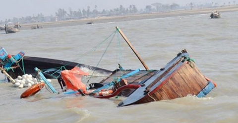 বঙ্গোপসাগরে ট্রলার ডুবির ঘটনায় ৯ জেলে উদ্ধার, নিখোঁজ ৩