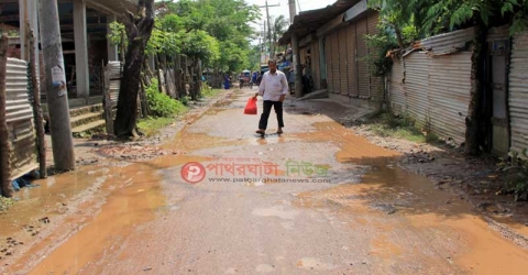 পাথরঘাটা পৌর শহরের রাস্তাঘাট খানাখন্দে ভরা