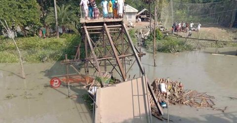 পাথরঘাটার মাছেরখালে ব্রীজ ভেঙ্গে খালে