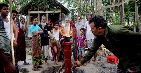 ভাণ্ডারিয়ায় টিউবওয়েল বসাতে গিয়ে মিলল গ্যাসের সন্ধান