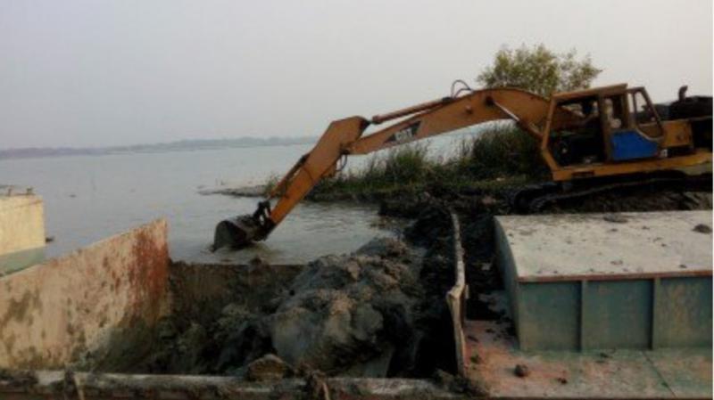 বিষখালী নদী তীরের মাটি যাচ্ছে ইট ভাটায়, হুমকিতে ভেরি বাঁধ