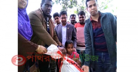 পাথরঘাটায় টর্নেডোতে ক্ষতিগ্রস্থ পরিবারকে সহায়তা প্রদান