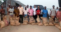 বরগুনায় অগ্নিকাণ্ডে ক্ষতিগ্রস্তদের আওয়ামী লীগ নেতার সহায়তা