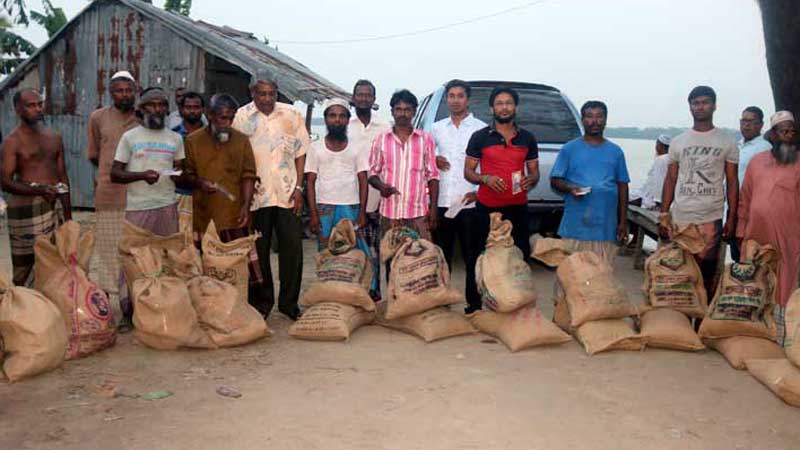 অগ্নিকাণ্ডে ক্ষতিগ্রস্তদের আওয়ামী লীগ নেতার সহায়তা