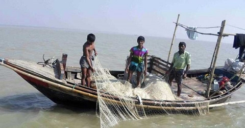 আজ থেকে জেলেদের উপরে ৬৫ দিন মাছ ধরায় নিষেধাজ্ঞা শুরু