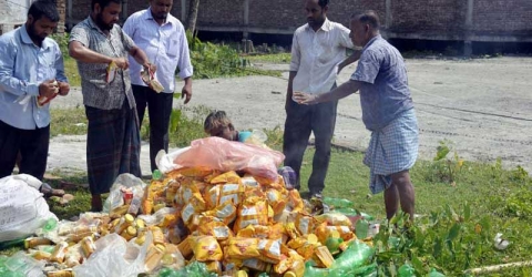 <small>ভ্রাম্যমাণ আদালত</small> মঠবাড়িয়ায় ভেজাল পণ্য জব্দ, জরিমানা