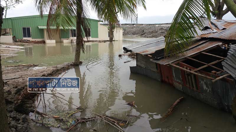 কাঁচা ঘরবাড়ী বিধ্বস্ত ও জলচ্ছাসে নিম্নাঞ্চল প্লাবিত