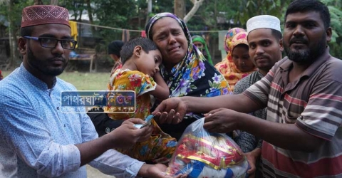 পাথরঘাটায় নিখোঁজ সেই আট জেলে পরিবার পেল ঈদ সামগ্রী