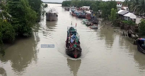 <small>৬৫ দিনের নি:শ্বাস</small> পাথরঘাটার জেলেদের সাগরে যাত্রা শুরু