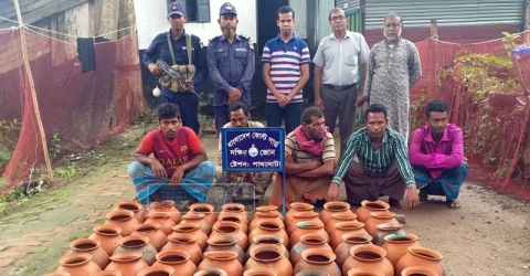 পাথরঘাটায় ২ ট্রলারসহ ১৫ লাখ চিংড়ির রেণু জব্দ, অটক ৫ (ভিডিও সহ)