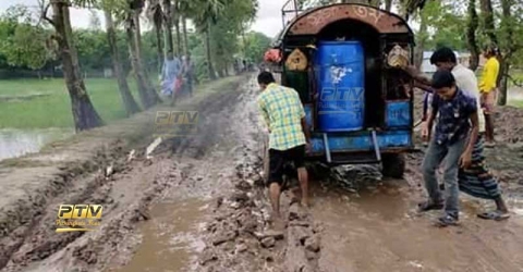 পাথরঘাটা-কাকচিড়া-মঠবাড়িয়া সড়ক এখন মরন দশা! ভিডিও সহ)