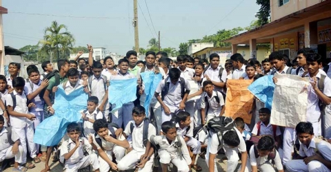 মঠবাড়িয়ায় প্রধান শিক্ষকের অপসারণ দাবিতে শিক্ষার্থীদের বিক্ষোভ