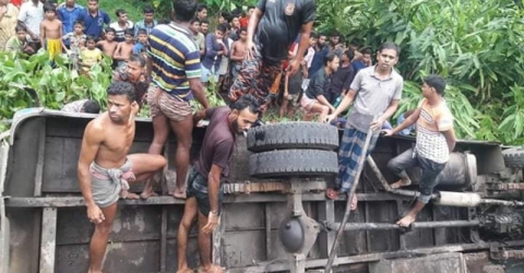 বেতাগীতে সড়ক দূর্ঘটনা মা-মেয়ে নিহত, আহত ৯