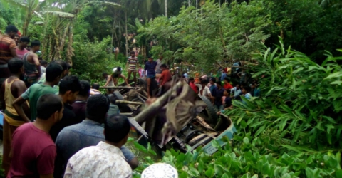 বরগুনায় বাস খাদে, মা ও মেয়ের মৃত্যু। অনেক হতাহতের আশঙ্কা