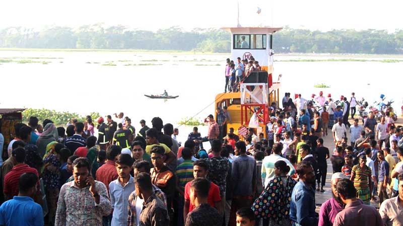 ৪০ যাত্রী নিয়ে খেয়া ডুবি, পিএসসি পরীক্ষার্থী নিখোঁজ