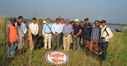 পাথরঘাটার বিহঙ্গ দ্বীপ পরিদর্শনে বরগুনা জেলা প্রশাসক