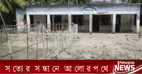 পাথরঘাটায় স্কুলের খেলার মাঠ কেটে পুকুর খনন (ভিডিও সহ)