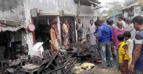 মঠবাড়িয়ায় অগ্নিকান্ডে দুই ব্যাবসা প্রতিষ্ঠান ভস্মিভূত