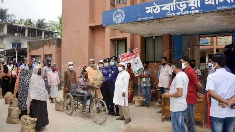 মঠবাড়িয়ায় থানা পুলিশের খাদ্য সামগ্রী বিতরণ