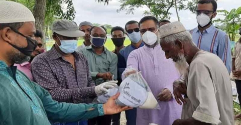 উজ্জীবিত আমতলীর পক্ষ থেকে ২০০ পরিবারের মাঝে ঈদ সামগ্রী প্রদান