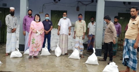 আমতলীতে ২৫০ শ্রমিককে খাদ্য সহায়তা প্রদান।