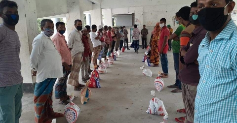 পাথরঘাটায় ৫০ পরিবার পেল প্রথম আলো ট্রাস্টের ঈদ উপহার খাদ্য সহায়তা