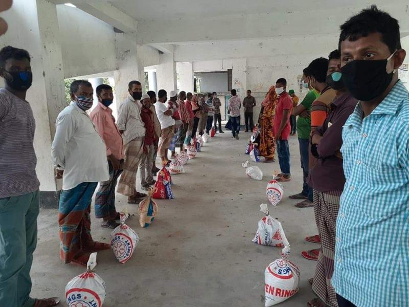 পাথরঘাটায় ৫০ পরিবার পেল প্রথম আলো ট্রাস্টের ঈদ উপহার খাদ্য সহায়তা