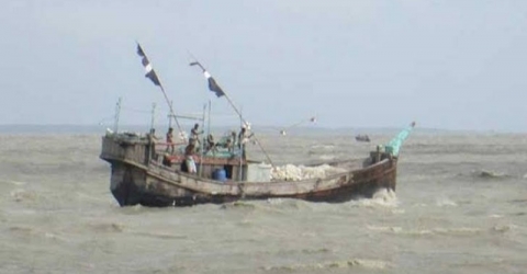 বঙ্গোপসাগরে পাথরঘাটার ট্রলার ডুবি, পাঁচ ঘন্টা পর ১২ জেলে উদ্ধার