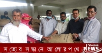 পাথরঘাটায় বন্যায় ক্ষতিগ্রস্ত পরিবারের মাঝে চাল বিতরণ