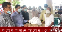 পাথরঘাটায় বাধভেঙ্গে ক্ষতিগ্রস্থ্য পরিবারের মাঝে জেলা প্রশাসকে ত্রান বিতরণ