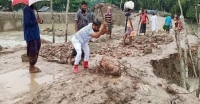 পাথরঘাটায় আঞ্চলিক সড়কে বেহাল দশা, হাতে হাতুড়ি নিয়ে মেরামত করলেন ভাইস-চেয়ারম্যান