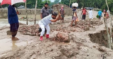 পাথরঘাটায় আঞ্চলিক সড়কে বেহাল দশা, হাতে হাতুড়ি নিয়ে মেরামত করলেন হাফিজুর রহমান সোহাগ