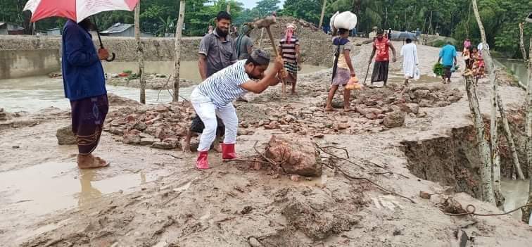 পাথরঘাটায় আঞ্চলিক সড়কে বেহাল দশা, হাতে হাতুড়ি নিয়ে মেরামত করলেন ভাইস-চেয়ারম্যান