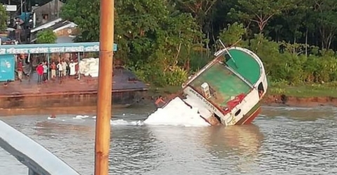 বিষখালী নদীতে সার বোঝাই কার্গো ডুবি